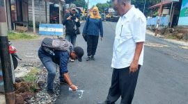 Kepala Dinas di Dampingi Kabid Penataan Ruang Dinas PUPR Halmahera Barat saat memantau pekerjaan jalan. 