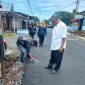 Kepala Dinas di Dampingi Kabid Penataan Ruang Dinas PUPR Halmahera Barat saat memantau pekerjaan jalan. 