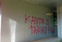 Tampak Aksi vandalisme di dinding Kantor Dinas PU-PR Halmahera Barat (dok/terasmalut)