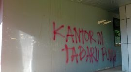 Tampak Aksi vandalisme di dinding Kantor Dinas PU-PR Halmahera Barat (dok/terasmalut)