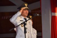 Wakil Bupati Halmahera Barat, Djufri Muhamad saat memimpin upacara penurunan bendera merah putih, HUT RI Ke 78 di Lapangan Sasadu Lamo, Desa Acango Kecamatan Jailolo (Dok/terasmalut)