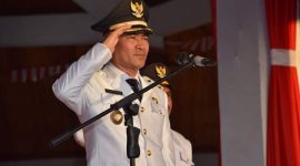 Wakil Bupati Halmahera Barat, Djufri Muhamad saat memimpin upacara penurunan bendera merah putih, HUT RI Ke 78 di Lapangan Sasadu Lamo, Desa Acango Kecamatan Jailolo (Dok/terasmalut)