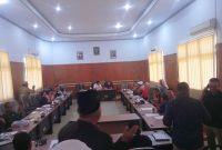 Tampak Anggota DPRD Halbar, Nikodemus H David memprotes sikap Ketua DPRD yang tidak melibatkan dirinya saat melakukan rapat bersama dengan Anggota DPRD Kota Ternate (dok/terasmalut)