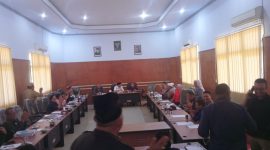 Tampak Anggota DPRD Halbar, Nikodemus H David memprotes sikap Ketua DPRD yang tidak melibatkan dirinya saat melakukan rapat bersama dengan Anggota DPRD Kota Ternate (dok/terasmalut)