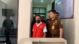 Tersangka RL saat hendak dibawa ke Lapas Kelas IIB Jailolo