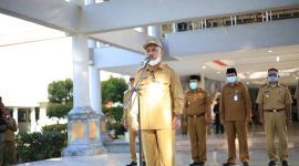 Bupati Halmahera Barat, James Uang saat memimpin Apel Senin (Foto Istimewa)