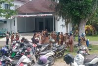 Tampak sejumlah Dokter, Staf PKM dan Staf dinkes beserta sejumlah Kapus yang Keluar dari kediaman Bupati Halbar, Jmes Uang Usai melakukan rapat Pembahasan Dana BOK dan JKN diam-diam di Kediaman Bupati Desa Acango Kecamatan Jailolo.(dok/terasmalut)