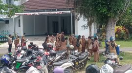 Tampak sejumlah Dokter, Staf PKM dan Staf dinkes beserta sejumlah Kapus yang Keluar dari kediaman Bupati Halbar, Jmes Uang Usai melakukan rapat Pembahasan Dana BOK dan JKN diam-diam di Kediaman Bupati Desa Acango Kecamatan Jailolo.(dok/terasmalut)