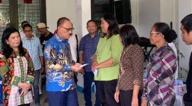 Bupati Halbar James Uang, didampingi Istrinya saat menyerahkan Insentif kepada Pendeta secara Simbolis (dok/terasmalut)