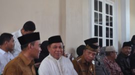 Wakil Bupati Halbar, Djufri Muhamad bersama Wakil Gubernur Maluku Utara, saat berada dirumah duka (Alm) Hi Usman Sidik 