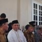 Wakil Bupati Halbar, Djufri Muhamad bersama Wakil Gubernur Maluku Utara, saat berada dirumah duka (Alm) Hi Usman Sidik 