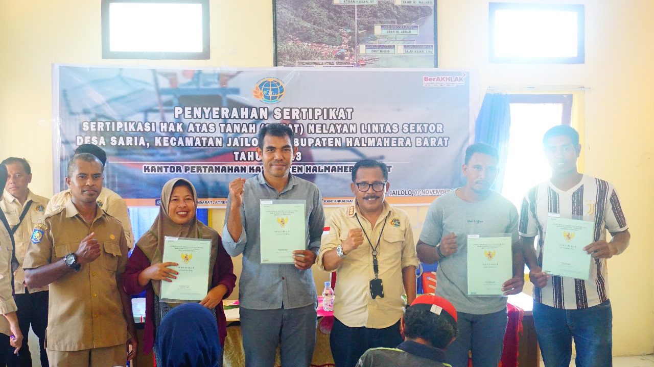 BPN Halbar Serahkan Sertifikat Tanah Untuk Nelayan di Desa Saria ...