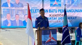 Ketua DPC Partai Demokrat Halbar, Ibnu Saud Kadim saat memberikan sambutan dalam acara peletakan batu pertama pembangunan kantor DPC partai Demokrat Halbar (dok/terasmalut)