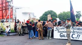 Tampak masa Aksi yang tergabung dalam OKP SAMURAI saat melakukan aksi di depan Kantor Walikota Ternate