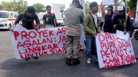 Sejumlah Masa Aksi yang tergabung dalam HPMMK saat menggelar Aksi di depan Kantor Walikota Ternate (Dok/Isra)