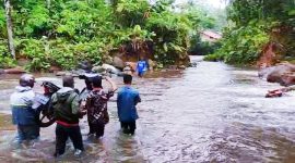 Tampak Masyarakat dari kecamatan Loloda saat hendak menyebrang sungi Kalibutu ketika tergenangi luapan banjir 