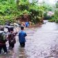 Tampak Masyarakat dari kecamatan Loloda saat hendak menyebrang sungi Kalibutu ketika tergenangi luapan banjir 