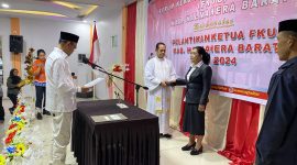Wakil Bupati Djufri Muhamad saat mengambil sumpah jabatan Meri Popala sebagai Ketua FKUB Halbar Periode 2022-20224