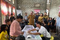 Bupati James Uang saat melayat ke rumah duka di desa Tosoa