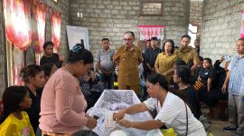 Bupati James Uang saat melayat ke rumah duka di desa Tosoa