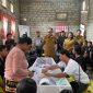 Bupati James Uang saat melayat ke rumah duka di desa Tosoa
