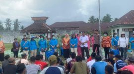 Tampak Ketua TP-PKK Halbar Meri Popala, didampingi Kapala Lapas, Ketua Dharmawanita, Ibu-ibu Persit dan Juga Ibu-ibu Bhayangkari saat membagikn takjil kepada warga binaan Lapas Jailolo (dok/terasmalut)