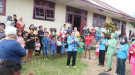 Ketua GOW Halbar bersama rombongan saat memberikan trauma healing terhadap anak-anak yang terdampak Erupsi Gunung Ibu di Posko Pengungsian Desa Tongute Ternate Kecamatan Ibu Tengah (dok/terasmalut)