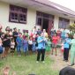 Ketua GOW Halbar bersama rombongan saat memberikan trauma healing terhadap anak-anak yang terdampak Erupsi Gunung Ibu di Posko Pengungsian Desa Tongute Ternate Kecamatan Ibu Tengah (dok/terasmalut)