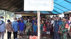 Bupati James Uang didampingi Istrinya Meri Popala, Kepala BPBD Halbar, Kepala Dinas Sosial, Kepala BPPD, Kepala Disperindagkop serta rombongan saat menyalurkan bantuan kepada pengungsi akibat erupsi Gunung Ibu yang berada di Desa Tolabit Kabupaten Halmahera Utara (dok/terasmalut)