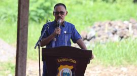 Bupati Halmahera Barat, James Uang saat memberikan sambutan dalam acara peletakan batu pertama pembangunan Gereja Berkat di Polres Halbar. (terasmalut)