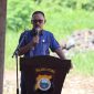Bupati Halmahera Barat, James Uang saat memberikan sambutan dalam acara peletakan batu pertama pembangunan Gereja Berkat di Polres Halbar. (terasmalut)
