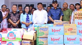 Bupati Halbar, James Uang didampingi Istrinya bersama Sejumlah Pengurus GMIH saat menyalurkan bantuan logistik kepada pengungsi yang terdampak erupsi gunung api ibu kecamatan Ibu Tabaru (dok/terasmalut)