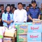 Bupati Halbar, James Uang didampingi Istrinya bersama Sejumlah Pengurus GMIH saat menyalurkan bantuan logistik kepada pengungsi yang terdampak erupsi gunung api ibu kecamatan Ibu Tabaru (dok/terasmalut)