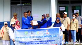 Persagi dan Bidang Kesmas Dinas Kesehatan Halmahera Barat saat memyerahkan Bantuan secara simbolis di Posko Pengungsi SMK N 4 Kota Ternate