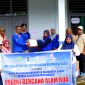 Persagi dan Bidang Kesmas Dinas Kesehatan Halmahera Barat saat memyerahkan Bantuan secara simbolis di Posko Pengungsi SMK N 4 Kota Ternate