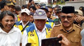 Bupati Halbar, James Uang, Menteri PU-PR Hadimuljono bersama Anggota DPR RI Komisi V, Irine Yusiana Roba, usai meninjau Pasar Baru di Desa Gufasa Kecamatan Jailolo Kabupaten Halmahera Barat (Dok/adhy)