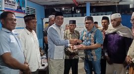 Penyerahan Bantuan untuk Pembangunan Masjid Oleh Wakil Bupati Halmahera Barat, Djufri Muhamad kepada Panitia Pembangunan 