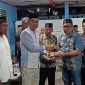 Penyerahan Bantuan untuk Pembangunan Masjid Oleh Wakil Bupati Halmahera Barat, Djufri Muhamad kepada Panitia Pembangunan 
