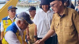 Bupati Halmahera Barat, James Uang saat menyambut kedatangan Menteri PU-PR dan Anggota DPR RI Komisi V Irine Yusiana Roba di Halmahera Barat (Istimewa)