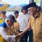 Bupati Halmahera Barat, James Uang saat menyambut kedatangan Menteri PU-PR dan Anggota DPR RI Komisi V Irine Yusiana Roba di Halmahera Barat (Istimewa)