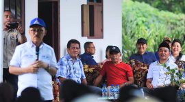 Bupati dan juga Calon Bupati Halmahera Barat, James Uang saat memberikan sambutan pada acara pembentukan tim pemenangan JUJUR Jilid Dua Kecamatan Sahu dan Sahu Timur di Desa Awer Kecamatan Sahu Timur (Dok/terasmalut)