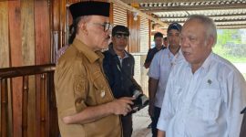 Bupati Halmahera Barat, James Uang bersama Menteri PU-PR Basuki Hadimuljono saat mendiskusikan pembangunan infrastruktur di halmahera barat (dok/istimewa)