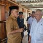Bupati Halmahera Barat, James Uang bersama Menteri PU-PR Basuki Hadimuljono saat mendiskusikan pembangunan infrastruktur di halmahera barat (dok/istimewa)