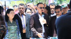 Peresmian Gereja Ebenheizer di Desa Tuguis oleh Bupati James Uang didampingi Ketua TP-PKK Ny Meri Popala Uang, yang ditandai dengan pengguntingan pita (dok/eghez-tm)