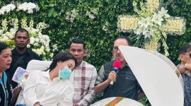 James Uang didampingi Ny. Meri Popala Uang (Istri) bersama Sekretaris DPC Partai Demokrat Halmahera Barat saat melayat kerumah duka Alm Benny Laos (Istrimewa)