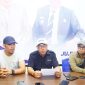Ketua tim Pemenangan JUJUR Jilid II, Rustam Fabanyo didampingi Ketua DPC Partai Demokrat Ibnu Saud Kadim dan Manager SDI Troi 