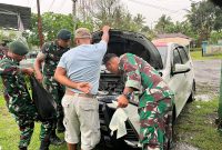 Sejumlah Personel Pos Satgas Organik Malifut, Batalyon Infanteri (Yonif) 732/Banau bersama Personil Koramil 1508-04/Malifut saat menggagalkan upaya peredaran Minuman Beralkohol (Captikus)