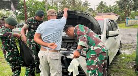Sejumlah Personel Pos Satgas Organik Malifut, Batalyon Infanteri (Yonif) 732/Banau bersama Personil Koramil 1508-04/Malifut saat menggagalkan upaya peredaran Minuman Beralkohol (Captikus)