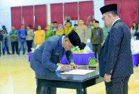 Penandatanganan Sumpah dan Janji Jabatan Sebagai Sekretaris Daerah Halmahera Barat, Julius Marau dan disaksikan oleh Bupati James Uang (Dok/Haryadi)