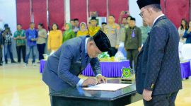 Penandatanganan Sumpah dan Janji Jabatan Sebagai Sekretaris Daerah Halmahera Barat, Julius Marau dan disaksikan oleh Bupati James Uang (Dok/Haryadi)